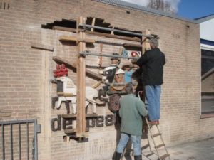 vrijwilligers De Cromme Leeck demonteren het relief De speelwagen 1